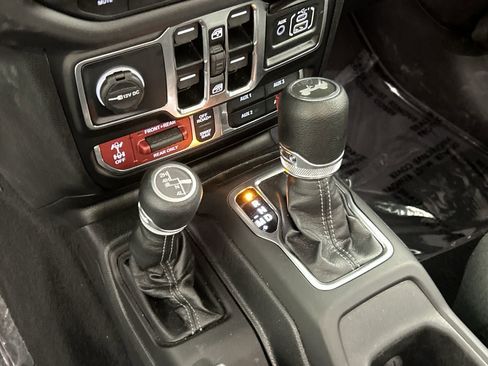 Used 2025 Jeep Wrangler Unlimited Rubicon image 14