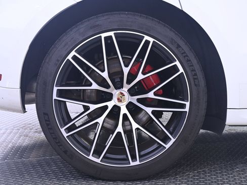 Certified 2024 Porsche Macan S AWD/4WD image 13
