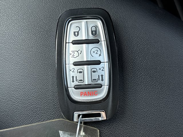 Used 2026 Chrysler Pacifica Select FWD image 25