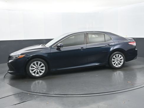 Used 2018 Toyota Camry LE image 2