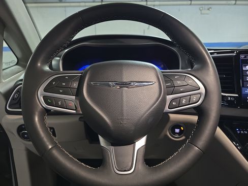 Used 2023 Chrysler Pacifica Touring-L FWD image 24
