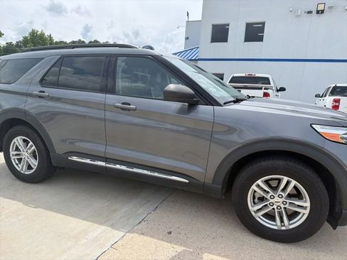 Used 2021 Ford Explorer XLT w/ Equipment Group 202A AWD/4WD image 8