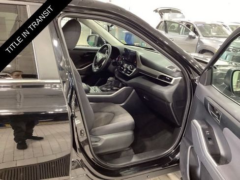 Used 2024 Toyota Highlander LE AWD/4WD image 11