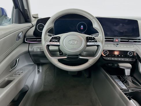 Used 2025 Hyundai Elantra SEL image 17