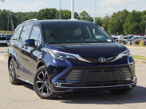 Used 2026 Toyota Sienna Platinum AWD/4WD image 8