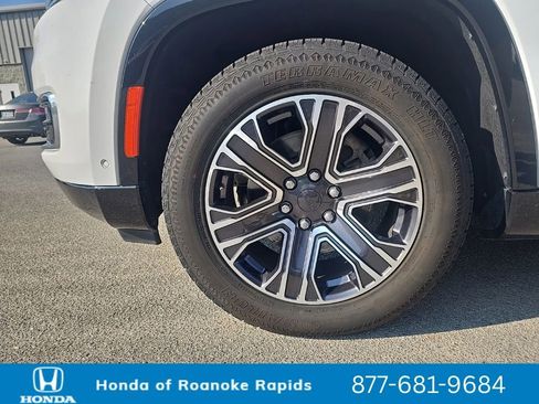 Used 2024 Jeep Wagoneer L Series II w/ Flexible Seating Group AWD/4WD image 10