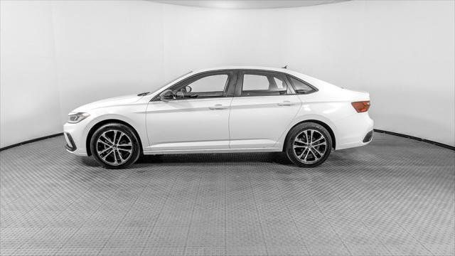 Used 2025 Volkswagen Jetta Sport FWD image 3