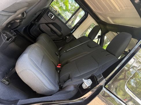 Used 2025 Jeep Wrangler Unlimited Sahara AWD/4WD image 35