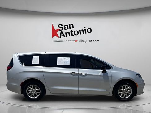 Certified 2024 Chrysler Pacifica Touring-L FWD image 16
