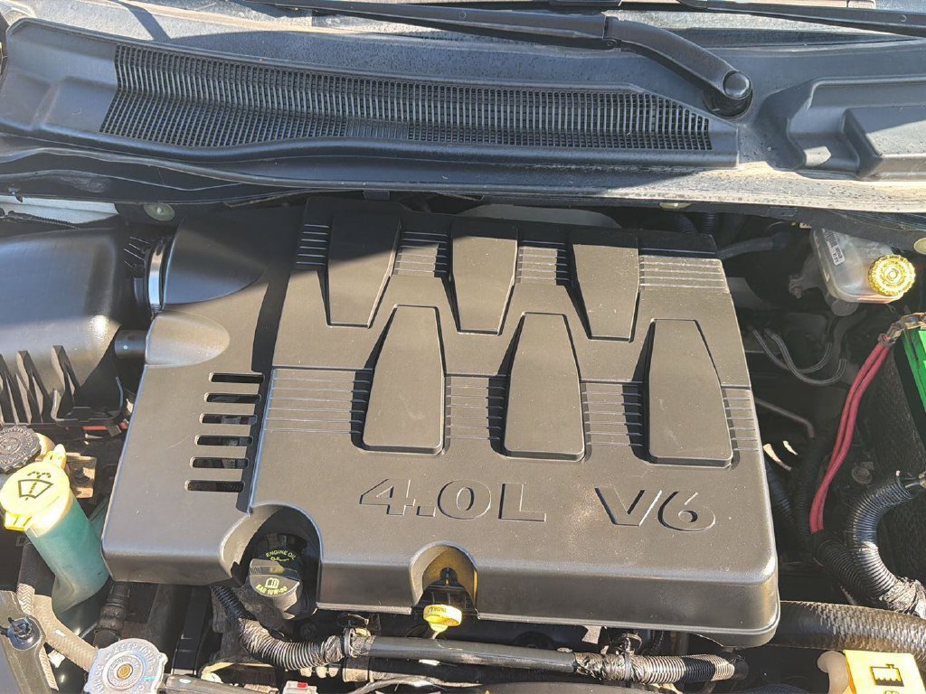 Used 2010 Chrysler Town & Country Limited w/ Entertainment Group #3 FWD image 36
