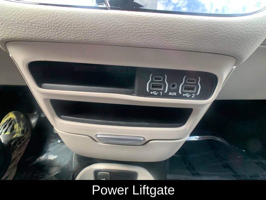 Used 2023 Chrysler Pacifica Touring-L FWD image 24