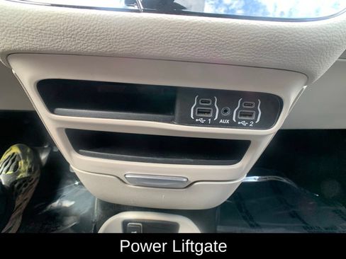Used 2023 Chrysler Pacifica Touring-L FWD image 24