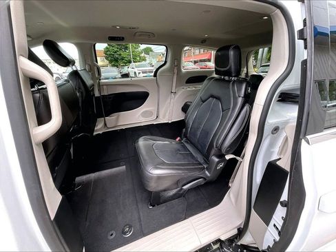 Used 2023 Chrysler Pacifica Touring-L FWD image 15