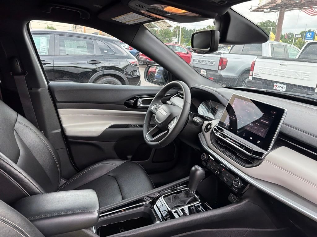 Used 2025 Jeep Compass Limited AWD/4WD image 14