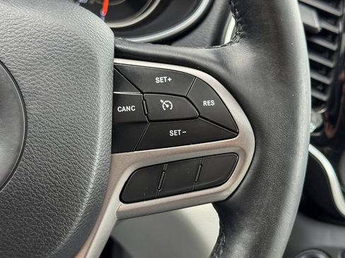 Used 2019 Jeep Cherokee Limited AWD/4WD image 30