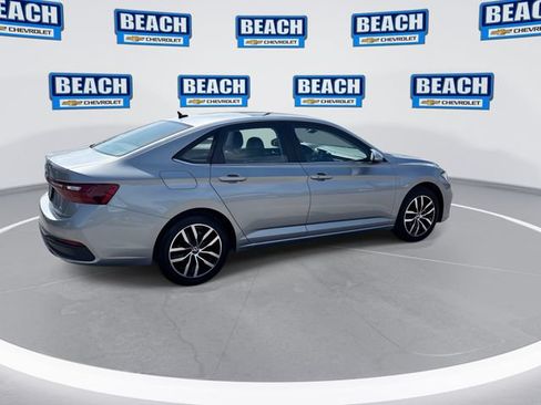 Used 2025 Volkswagen Jetta SE FWD image 8