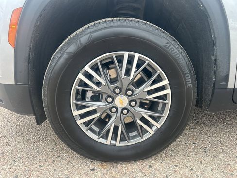 Used 2025 Chevrolet Traverse LT image 2