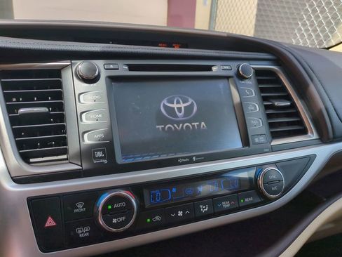 Used 2015 Toyota Highlander Limited w/ Driver Technology Package FWD image 21