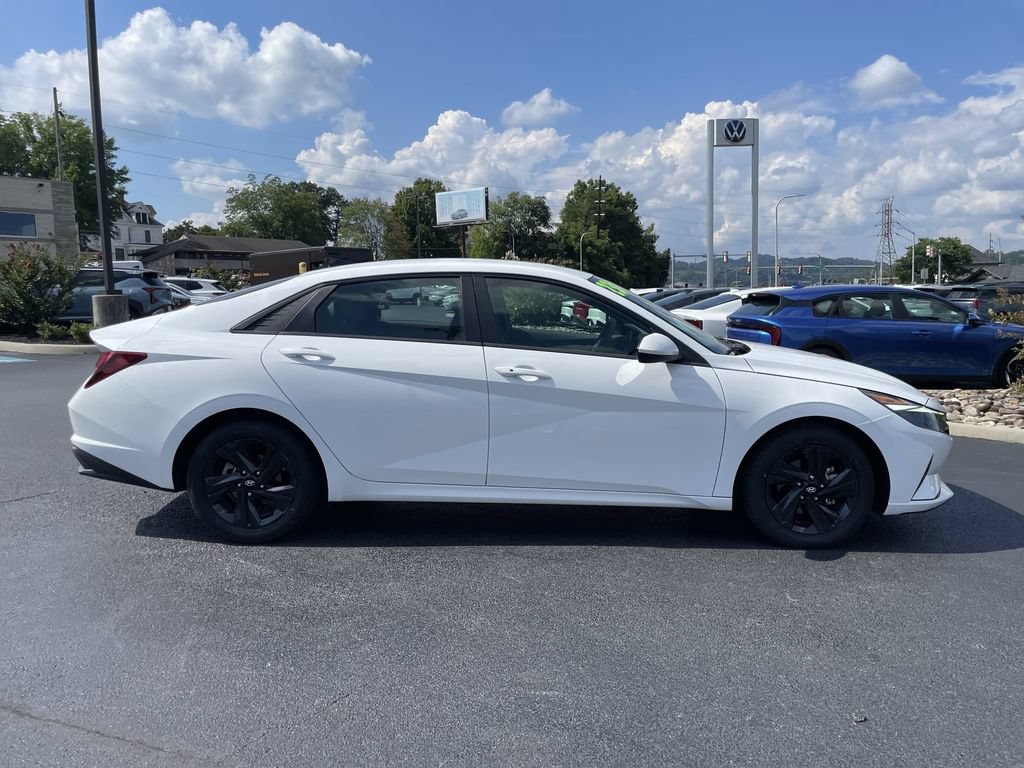 Used 2023 Hyundai Elantra SEL w/ Cargo Package FWD image 4