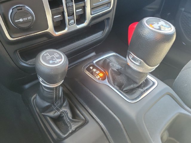 Used 2024 Jeep Wrangler Unlimited Sahara AWD/4WD image 28