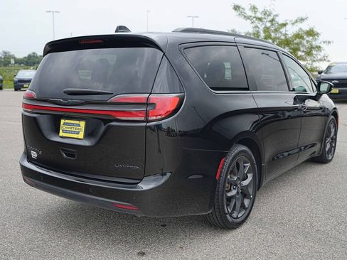 Used 2025 Chrysler Pacifica Limited FWD image 6
