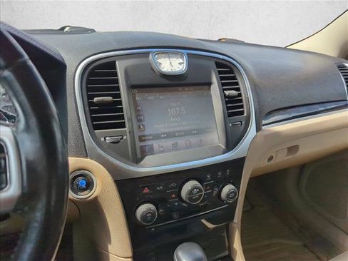 Used 2011 Chrysler 300 Limited image 10