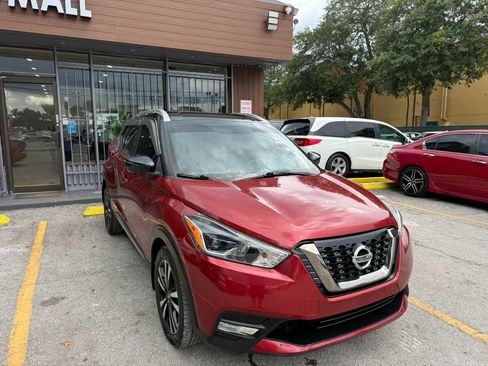 Used 2018 Nissan Kicks SR w/ Exterior Electronics Package FWD image 3