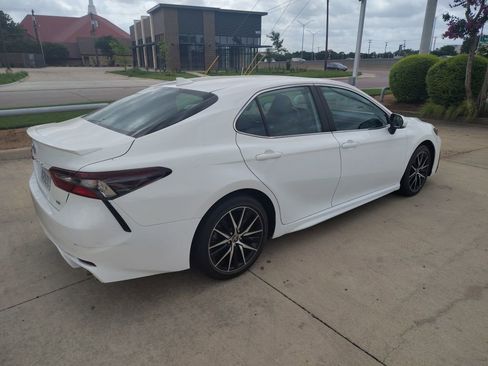 Used 2023 Toyota Camry SE FWD image 11