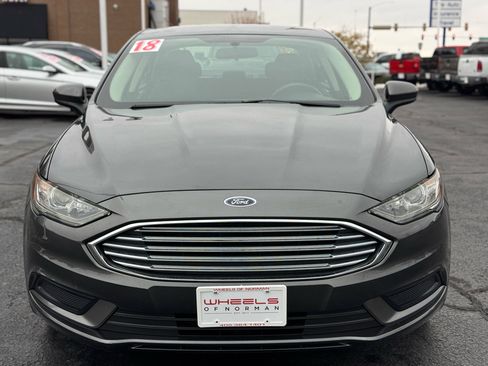 Used 2018 Ford Fusion SE image 2
