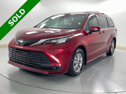 Used 2023 Toyota Sienna LE image 1