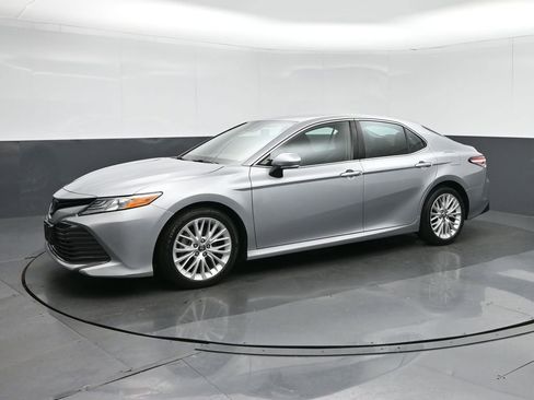 Used 2019 Toyota Camry XLE image 3