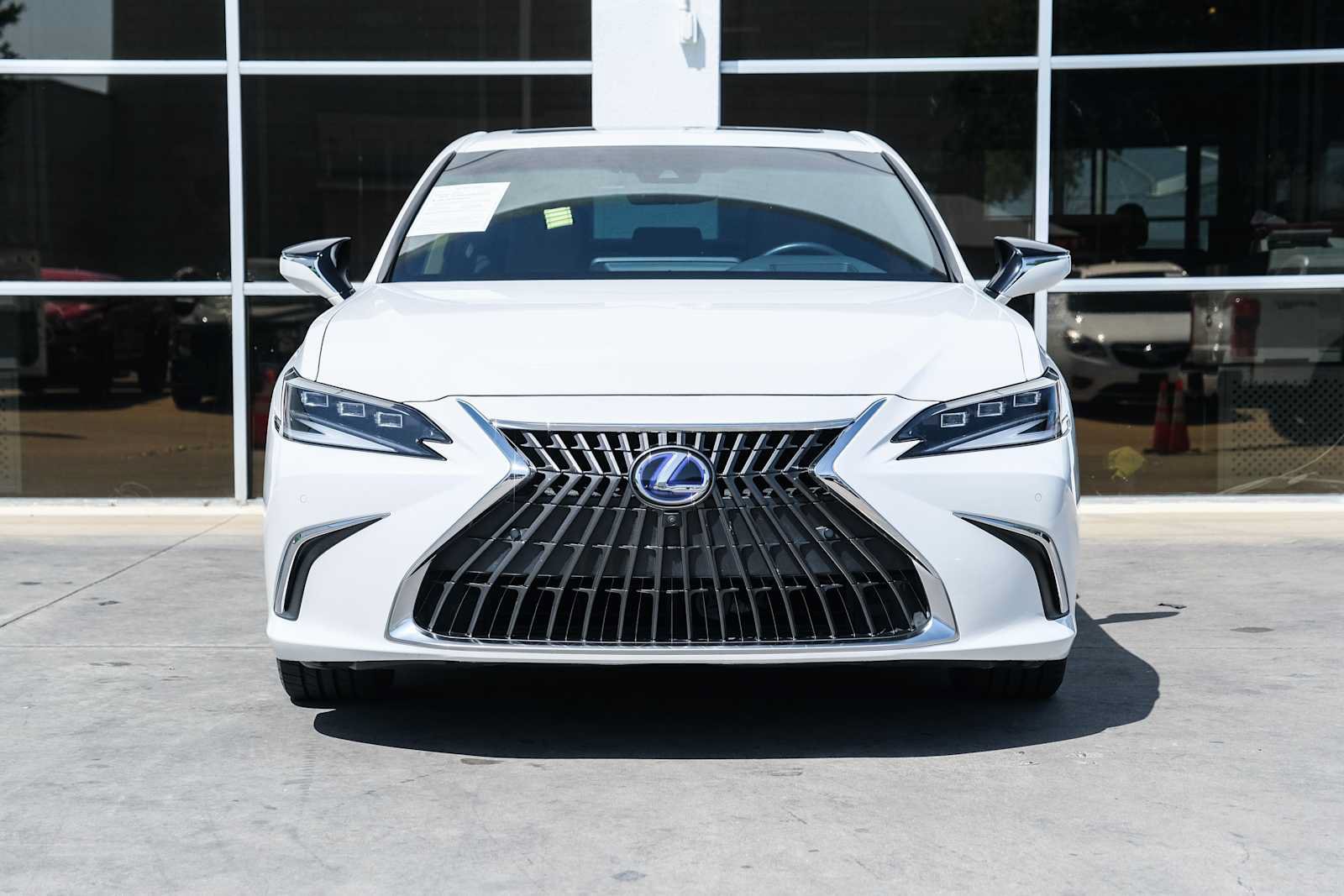 Used 2022 Lexus ES 300h Ultra Luxury w/ Accessory Package 2 FWD image 3