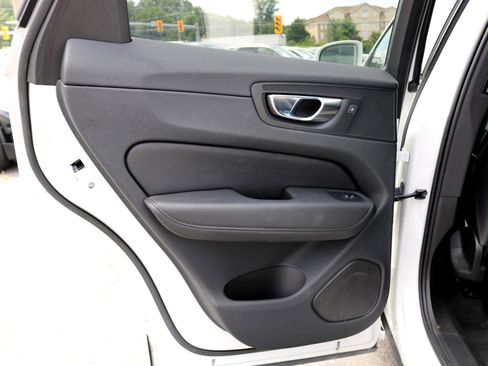 Used 2022 Volvo XC60 B5 Momentum image 18