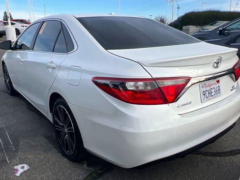 Used 2016 Toyota Camry SE image 4