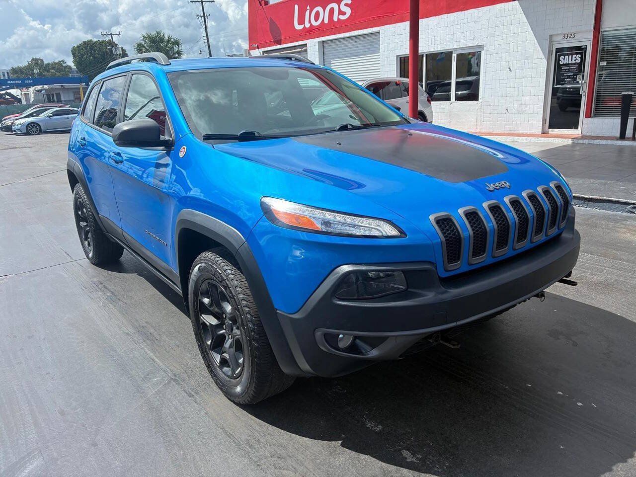 Used 2018 Jeep Cherokee Trailhawk AWD/4WD image 2