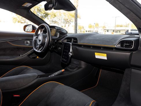 Used 2025 McLaren Artura RWD image 38