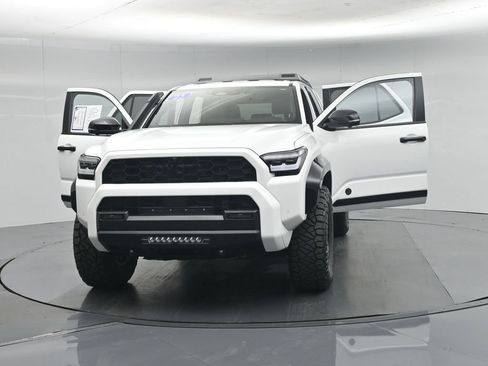 Used 2025 Toyota 4Runner Trailhunter AWD/4WD image 33