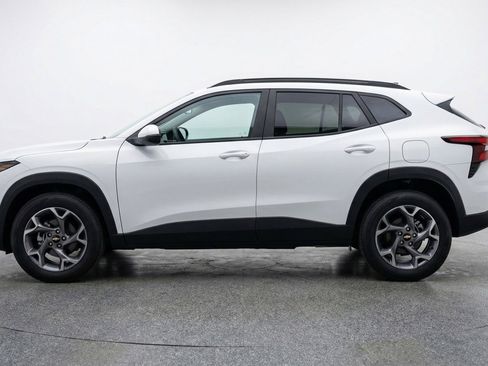 Used 2025 Chevrolet Trax LT w/ LT Convenience Package image 5