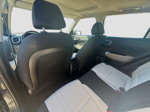 Used 2024 Hyundai Venue SEL FWD image 21