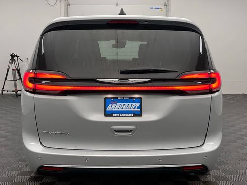 Used 2024 Chrysler Pacifica Touring-L FWD image 9
