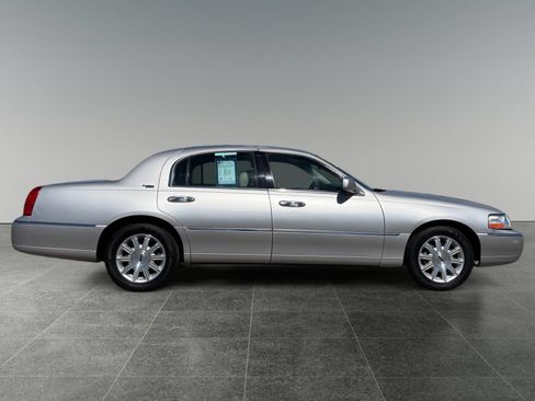Used 2010 Lincoln Town Car Signature Limited RWD image 8