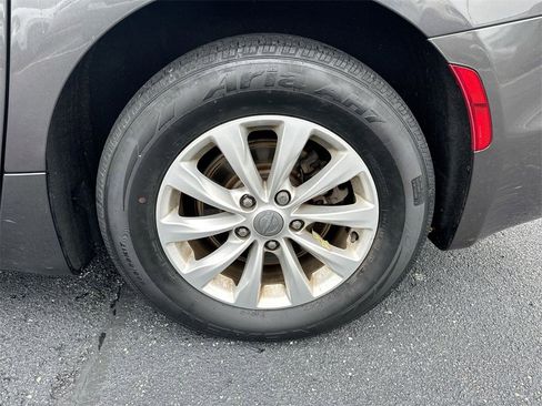 Used 2017 Chrysler Pacifica Touring-L image 25