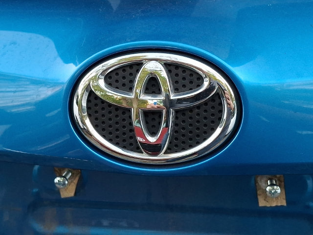 Used 2018 Toyota RAV4 LE w/ All Weather Liner Package AWD/4WD image 10