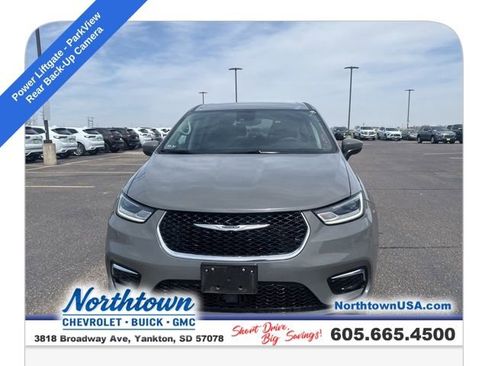 Used 2023 Chrysler Pacifica Touring-L image 3