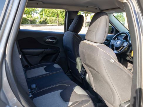 Used 2016 Jeep Cherokee Sport image 20