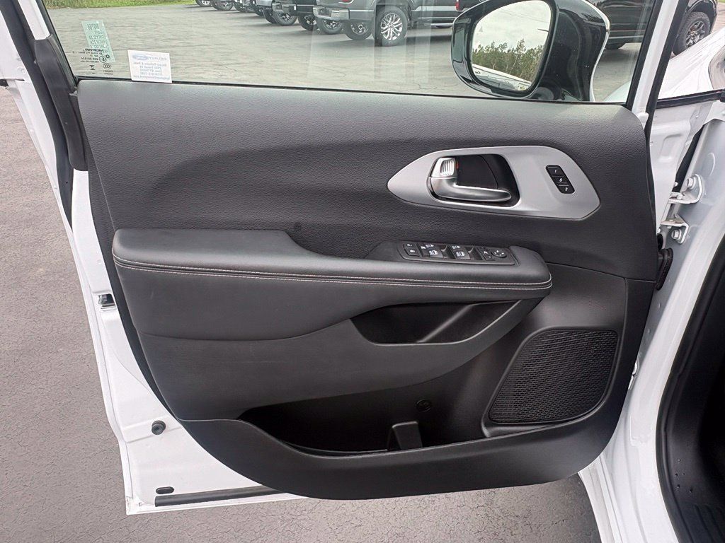 Used 2025 Chrysler Pacifica Limited FWD image 24