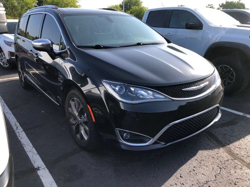 Used 2017 Chrysler Pacifica Limited FWD image 3