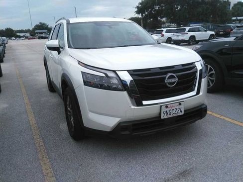 Certified 2024 Nissan Pathfinder SV FWD image 1