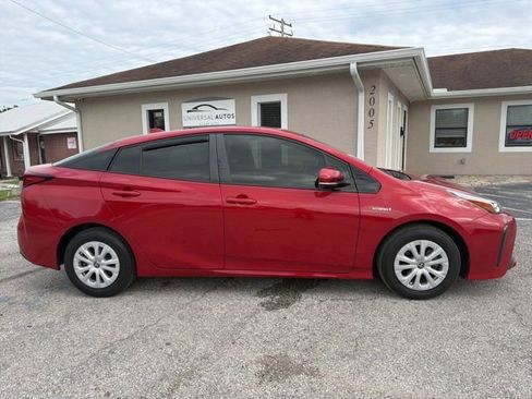 Used 2020 Toyota Prius LE FWD image 4
