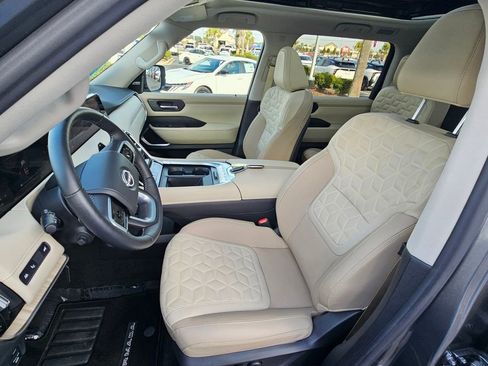 Used 2025 Nissan Armada Platinum image 23